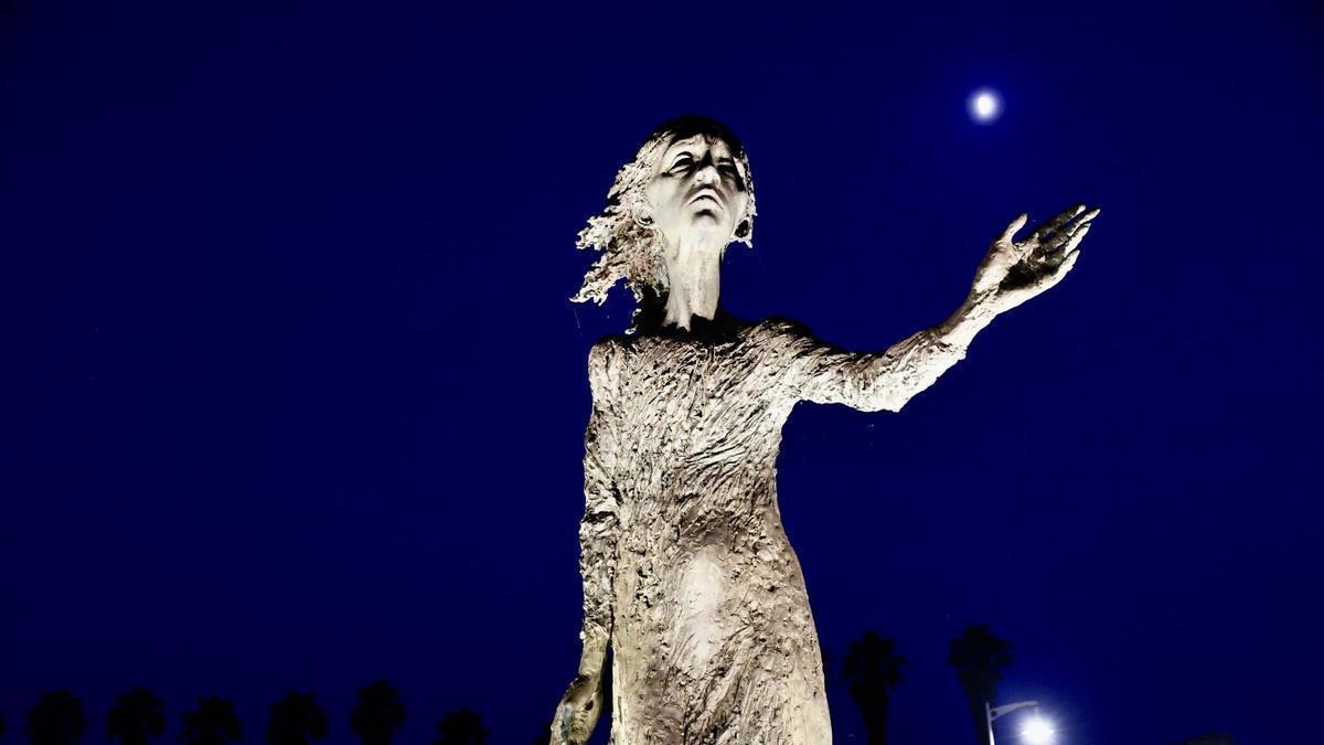 La madre del emigrante iluminada.