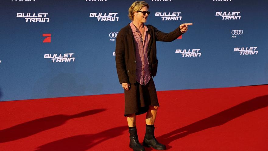 Brad Pitt es posa faldilles a Berlín