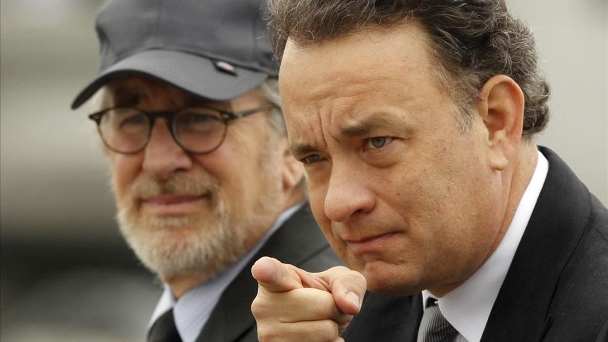 El cineasta Seven Spielberg y el actor Tom Hanks (derecha), en un tributo a los veteranos de la segunda guerra mundial, en el 2010.