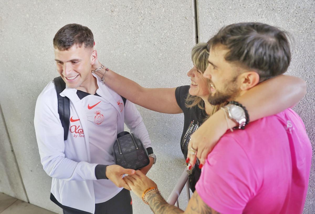 GALERÍA | La madre de Gio González sorprende a su hijo en Sevilla GALERÍA | La madre de Gio González sorprende a su hijo en Sevilla