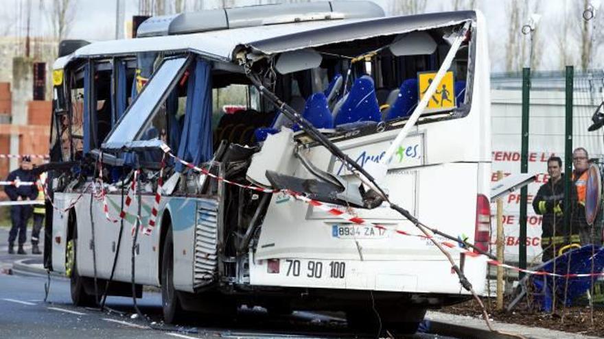 Autobús siniestrado en el que viajaban los estudiantes fallecidos.