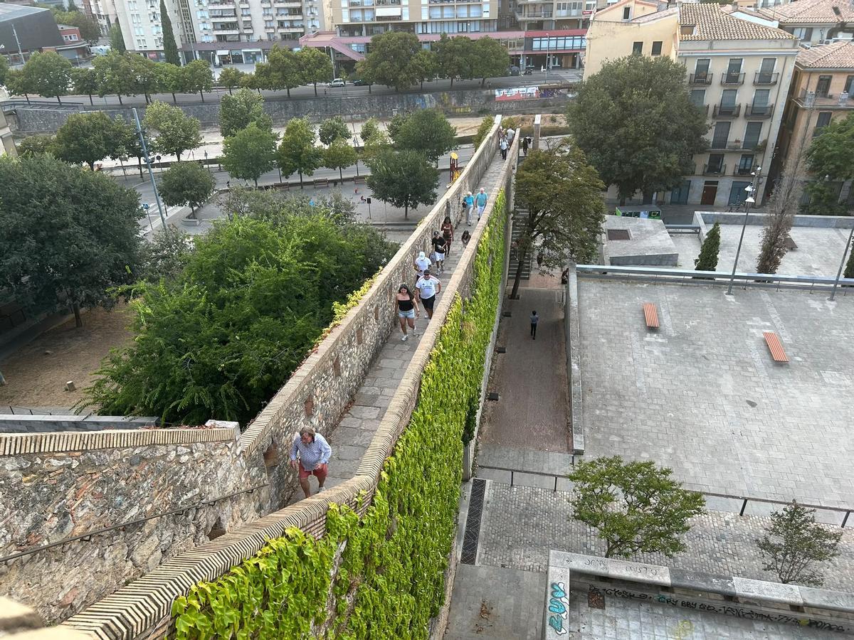 Girona veu apagar-se el Sol des de la muralla