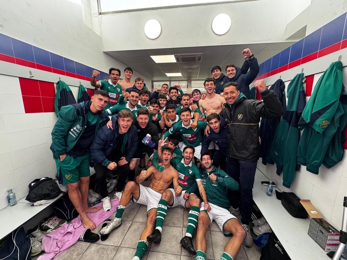 Los jugadores del Coruxo celebran la victoria en el vestuario.