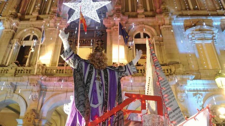 El rey Gaspar saluda a los niños durante la Cabalgata del año pasado.