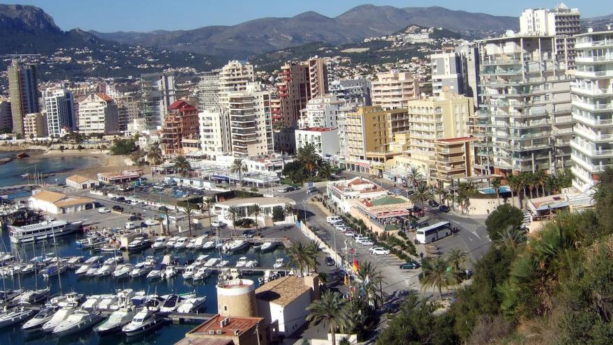 Se meten debajo de los coches al pillarlos la policía de Calp bebiendo alcohol en la calle