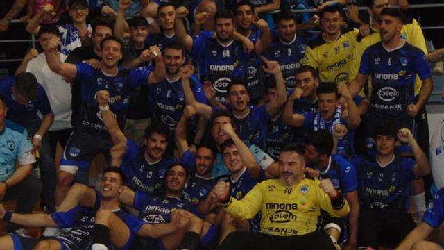 Celebración del título del Balonmano Jumilla. | JOSÉ GARCÍA