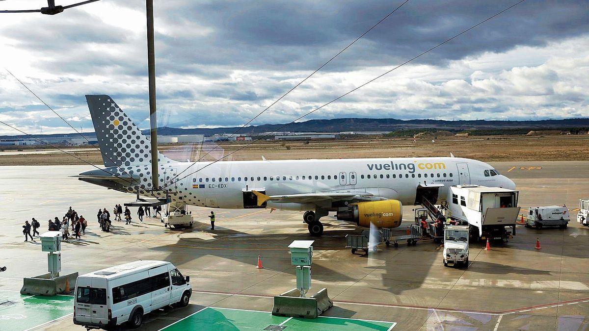 Pasajeros subiendo a un avión de Vueling, una de las compañías que están sobre la mesa.