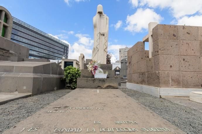 Fotos a la lápida/tumba de Tomás Morales.Detalles de la lápida rota (han arrancado trozos para llevarse partes de poesías suyas que estaban tallados en la piedra)  | 13/09/2019 | Fotógrafo: Tony Hernández