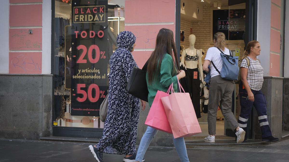 Dos mujeres pasean por una zona comercial del Archipiélago en la antesala del Black Friday.