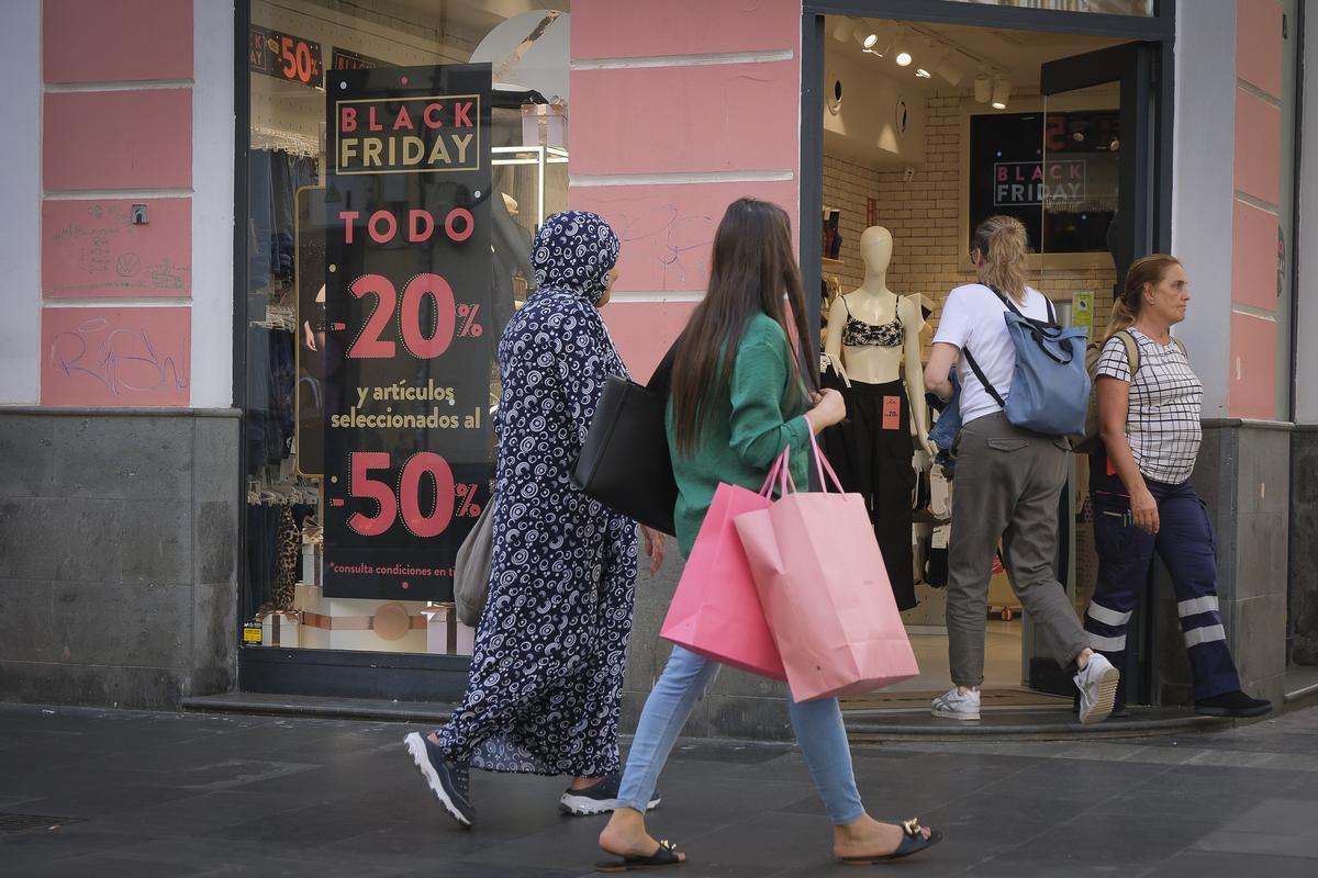 Dos mujeres pasean por una zona comercial del Archipiélago en la antesala del Black Friday.
