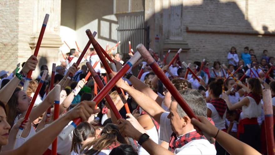 Longares vuelve a vibrar un año más con el tradicional dance del paloteao