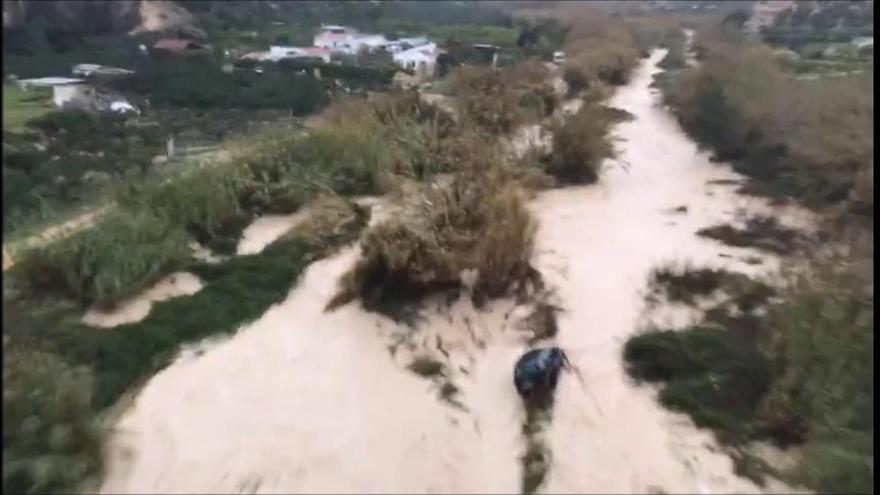 Rescatan a un hombre tras pasar la noche atrapado en su coche al tratar de cruzar el río Guadalest