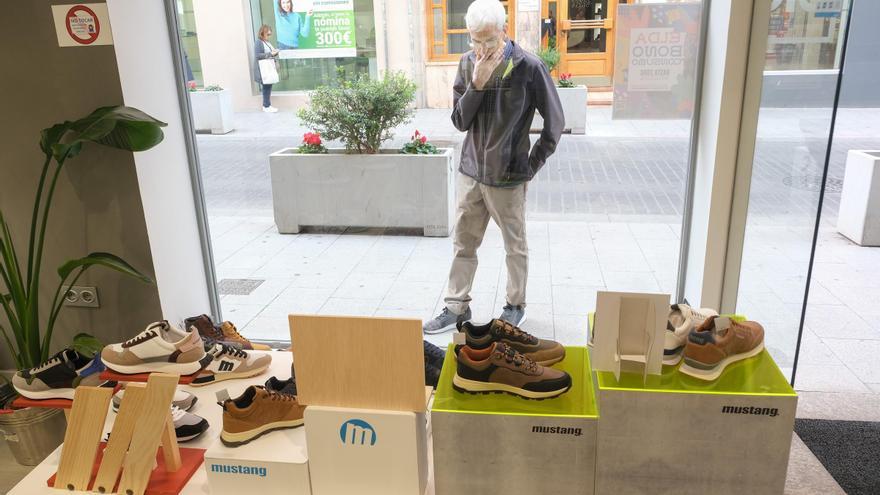 Los propietarios de tiendas de calzado de Elda piden atrasar las rebajas de invierno por el intenso calor
