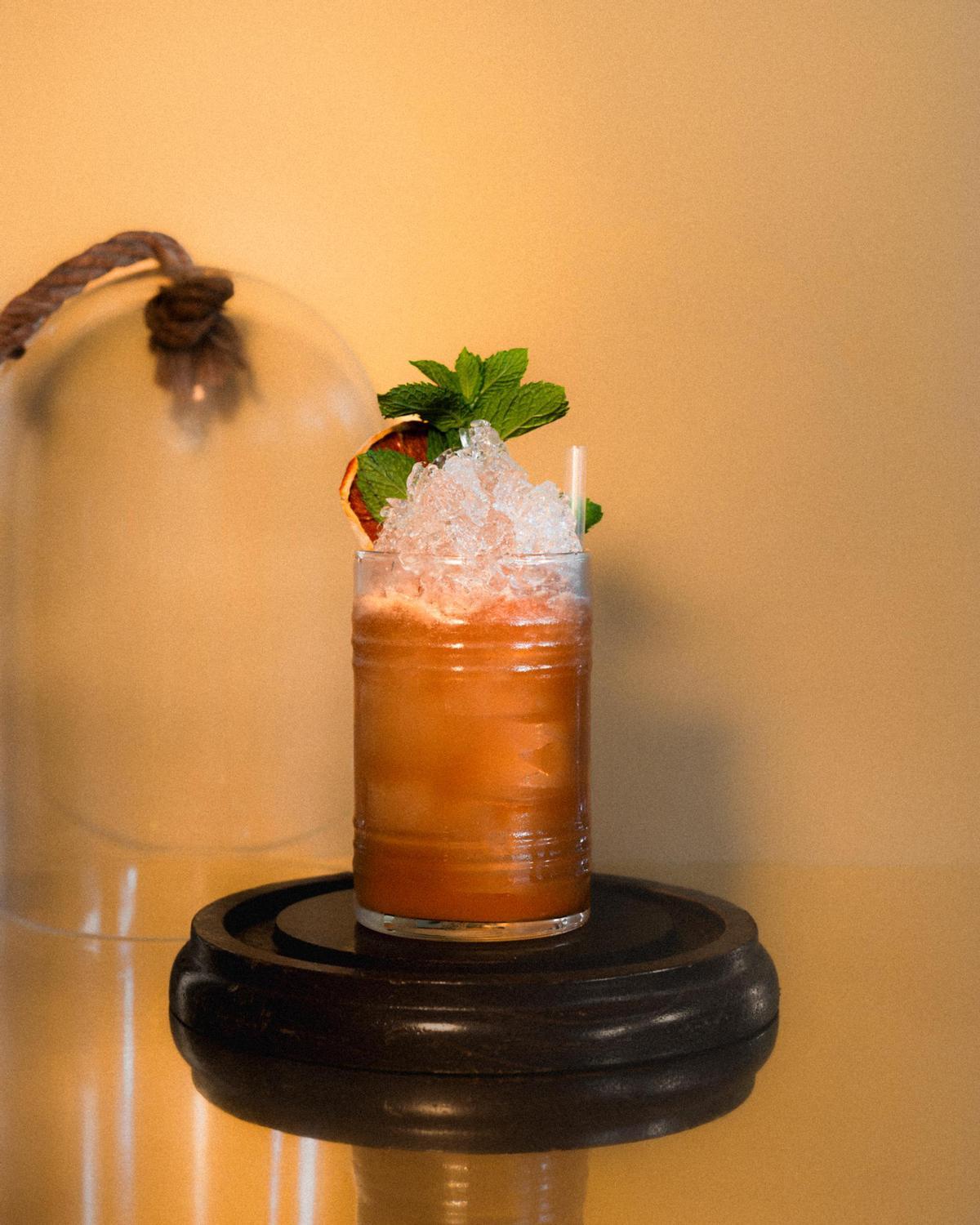 El cóctel 'Indiano', ahumado con un puro de la marca Cohiba