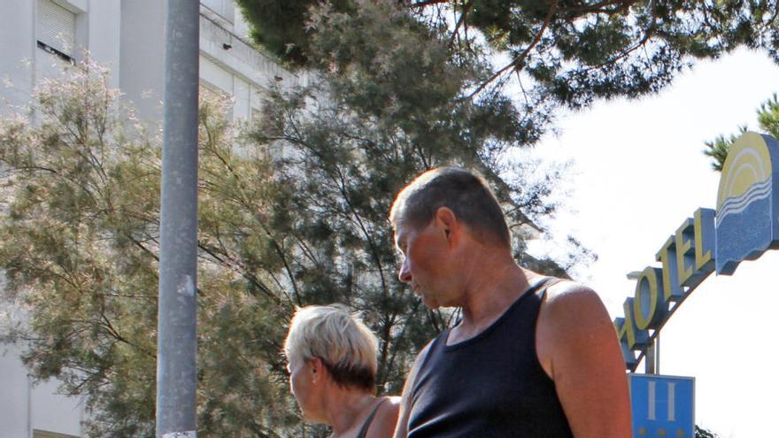 Turistes a les portes d&#039;un hotel a Lloret de Mar