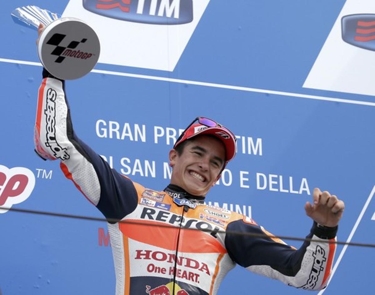 Marc Márquez celebra la victòria al GP de San Marino.