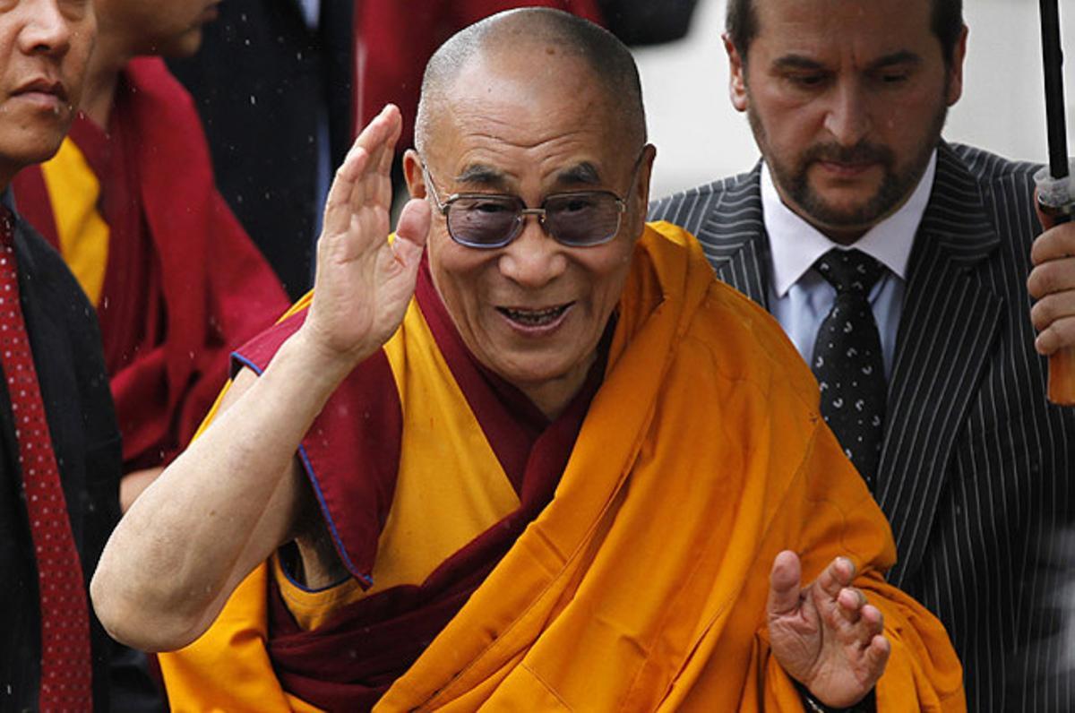 El dalai-lama arriba a la catedral de Sant Pau per rebre el premi Templeton 2012 que fomenta investigació científica i harmonia entre religions.