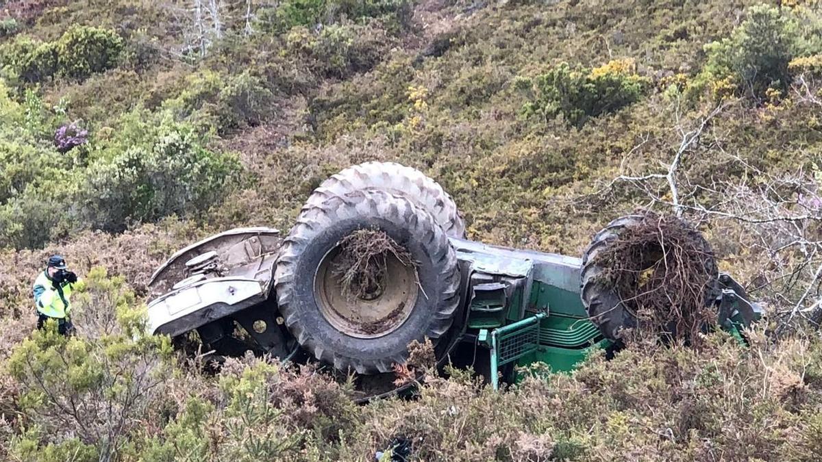 Un guardia civil, junto a un tractor accidentado, en una imagen de archivo.
