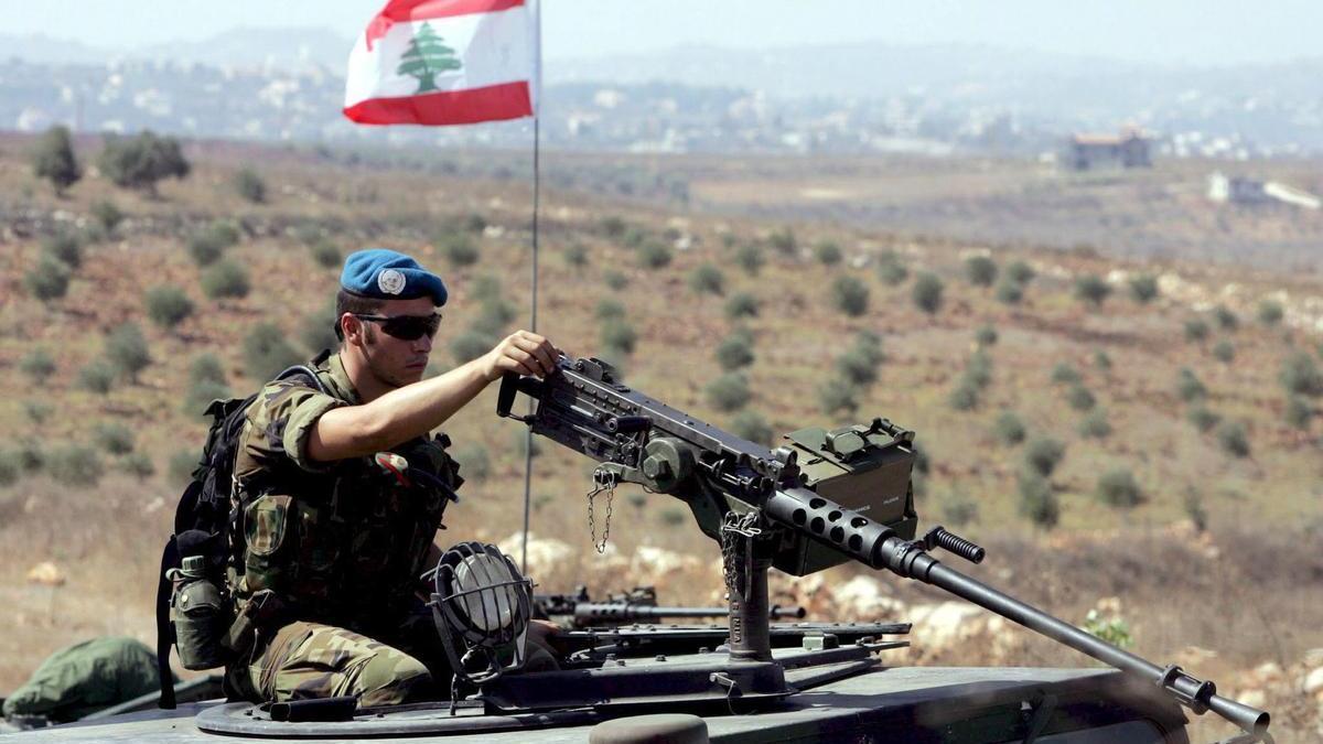 Soldados de las tropas españolas destacadas en el Líbano preparan el terreno para levantar su base en el pueblo del sur libanés de Taibeh.