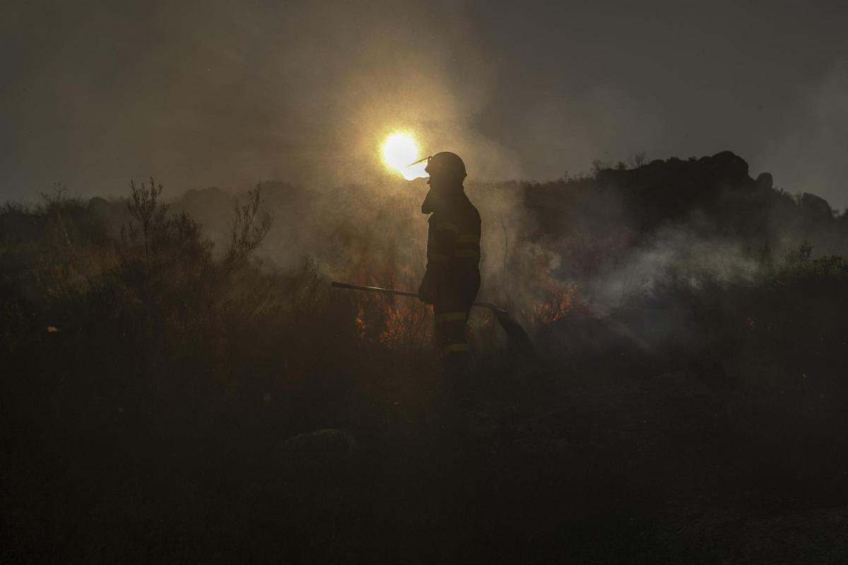 Un bombero forestal, durante la extinción de un incendio (archivo).
