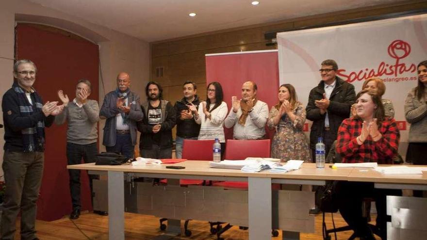 José Antonio Ríos, a la izquierda, junto a miembros de su comisión ejecutiva, ayer, en Sama.