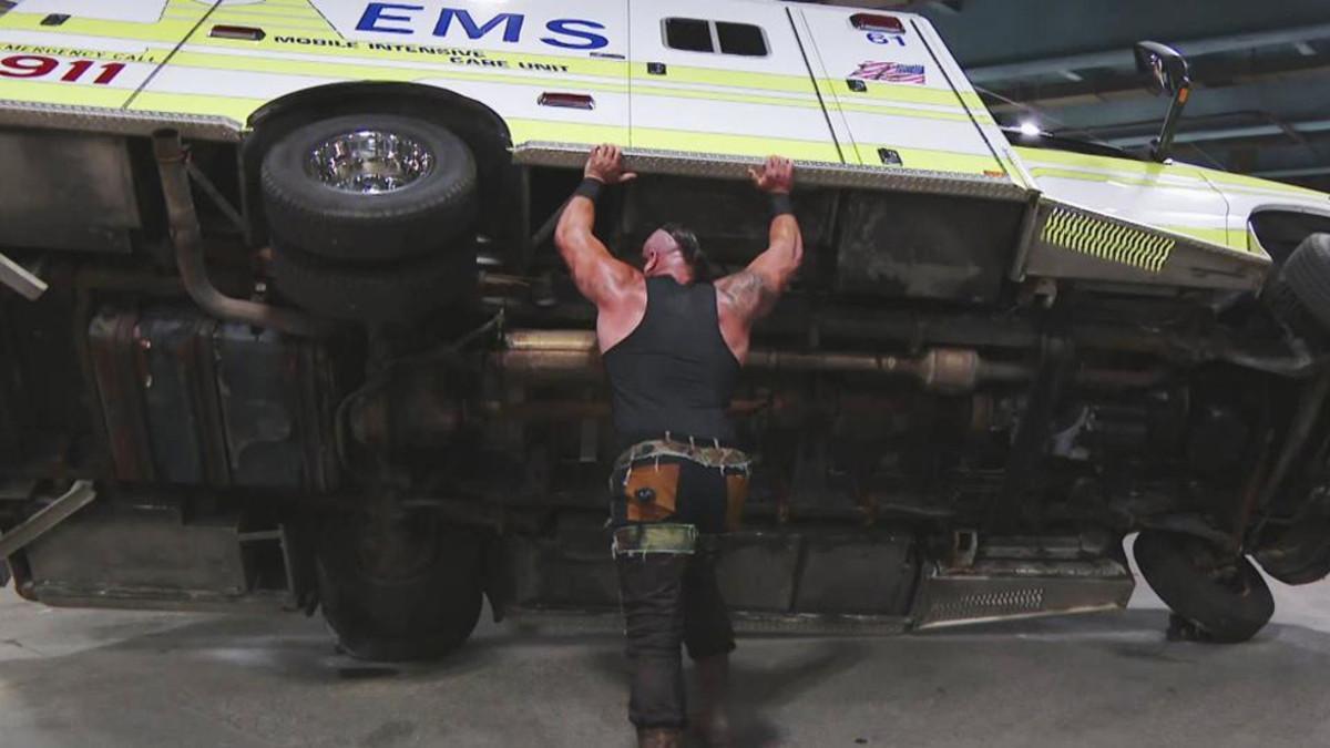 Braun Strowman, zarandeando la ambulancia