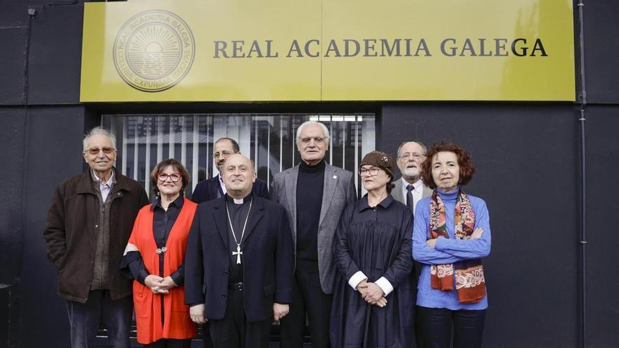 O arcebispo de Santiago amosa a súa vontade de darlle pulo ao galego na Igrexa na súa visita á sede da RAG