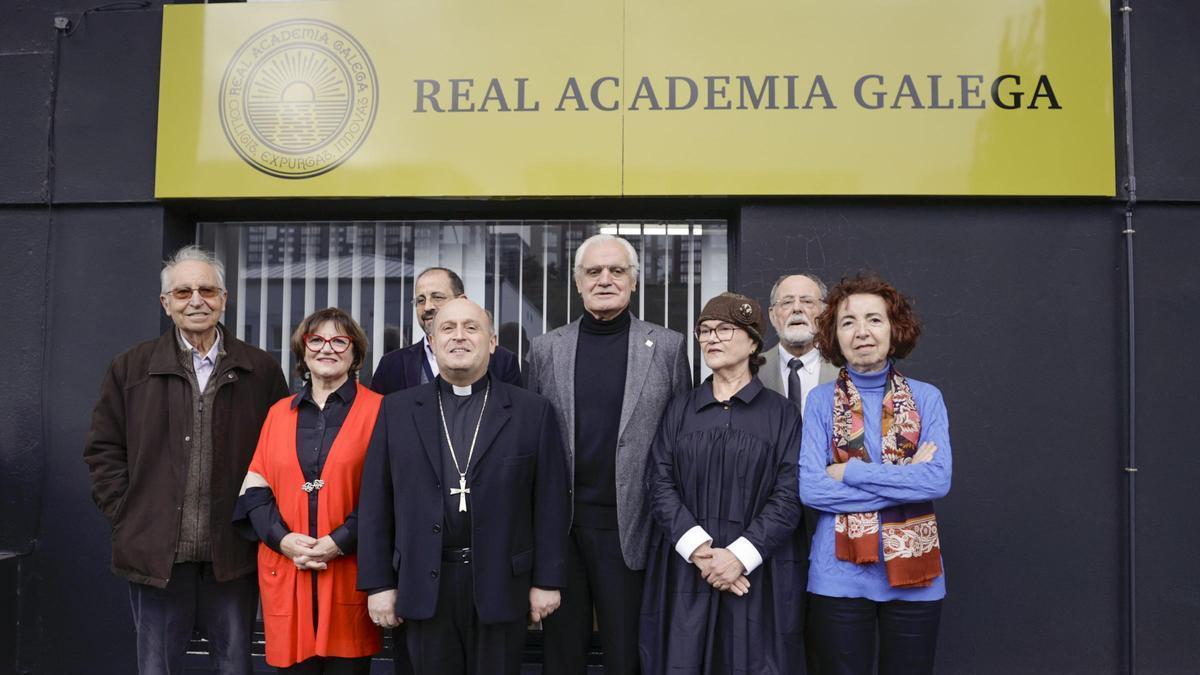 Monseñor Prieto defendió la normalización del gallego en la liturgia durante su visita institucional a la RAG, la primera de un miembro de la Iglesia