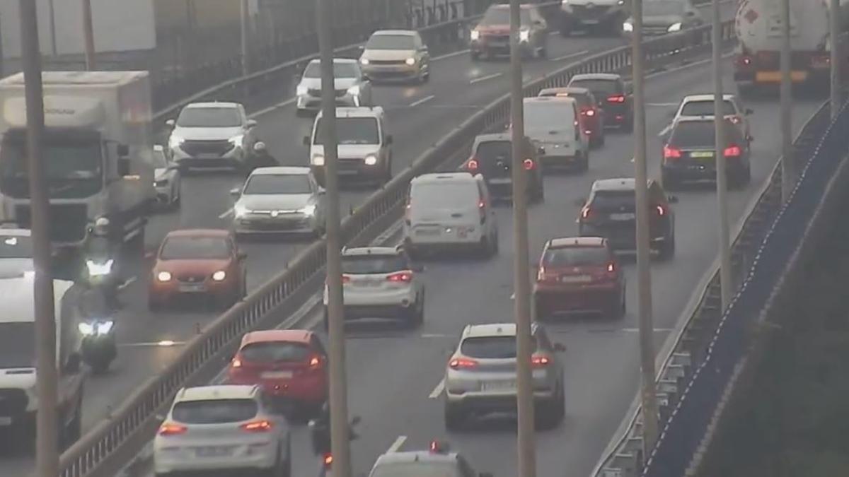 Imagen de la congestión de tráfico en la Ronda Litoral, este lunes por la mañana