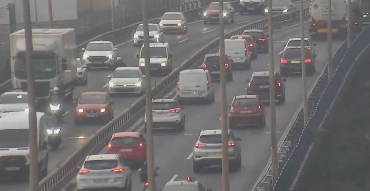 Congestión de tráfico en la Ronda Litoral. Imagen de archivo.