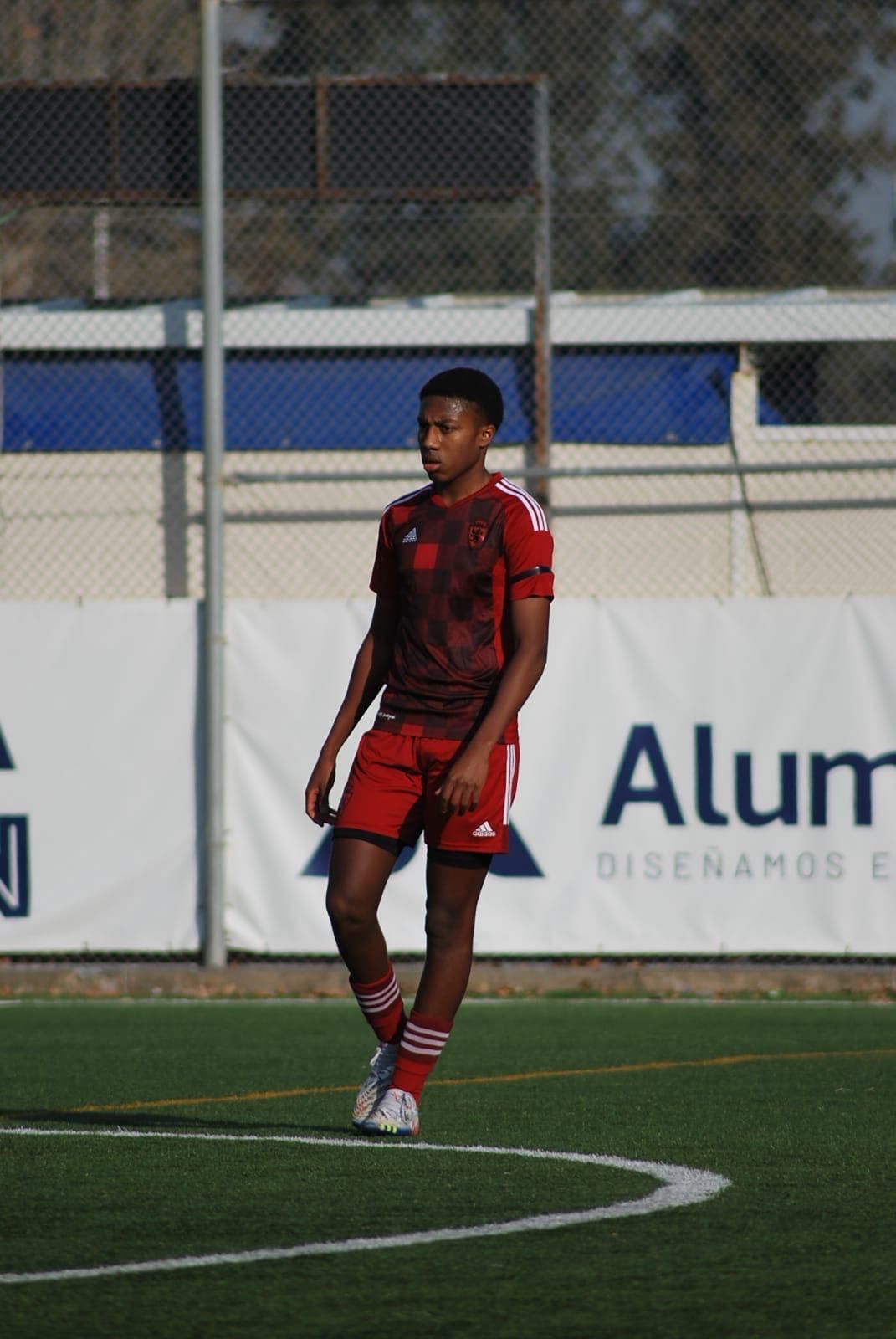 En imágenes | Ale Gomes protagoniza su propio reportaje: "Se lo ha currado mucho, es un loco del fútbol"
