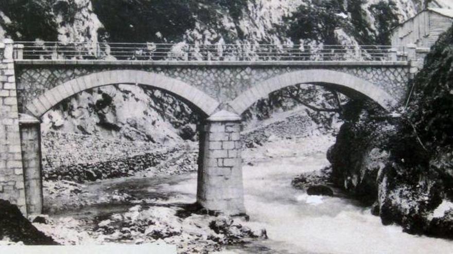 Imagen antigua del mismo puente de la fotografía superior, cuando sus vanos no estaban obstruidos.