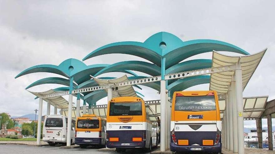 Estación de autobuses de Cangas, cuya concesión tiene Monbus.  // Santos Álvarez