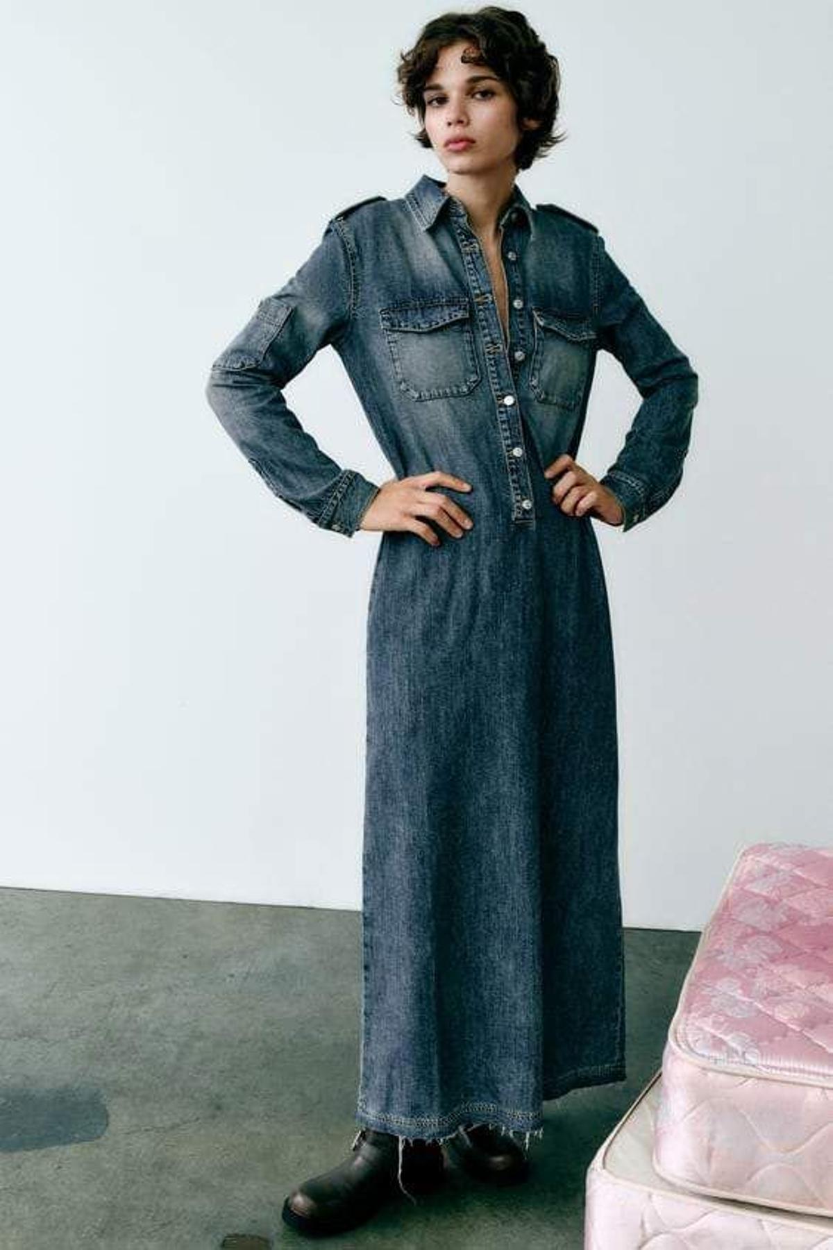 Zara revienta sus ventas con el vestido 'denim' que está volando de sus estantes