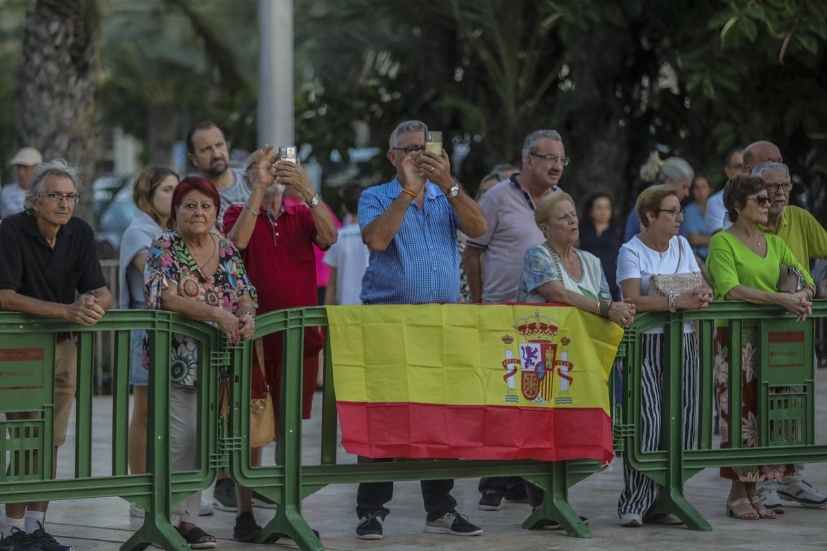 Banderas de España en el acto de esta tarde en Elche