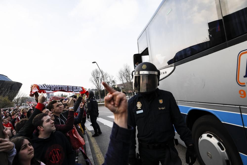 Derbi asturiano: Llegada de aficionados y los autobuses de los equipos a El Molinón