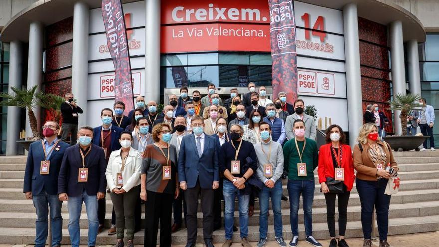 Puig reúne en una misma foto a los secretarios provinciales y comarcales del PSPV en el congreso de Benidorm.