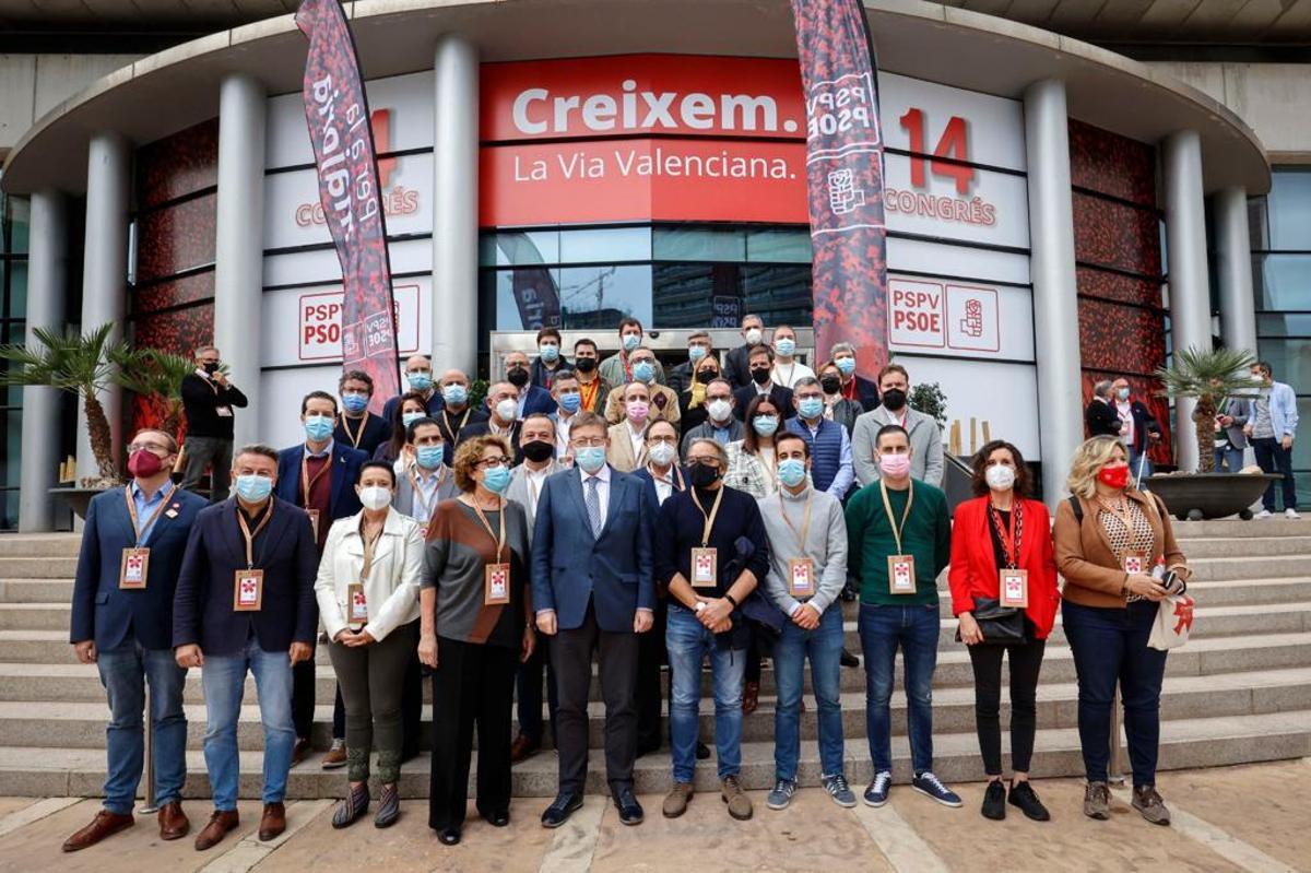 Puig reúne en una misma foto a los secretarios provinciales y comarcales del PSPV en el congreso de Benidorm.