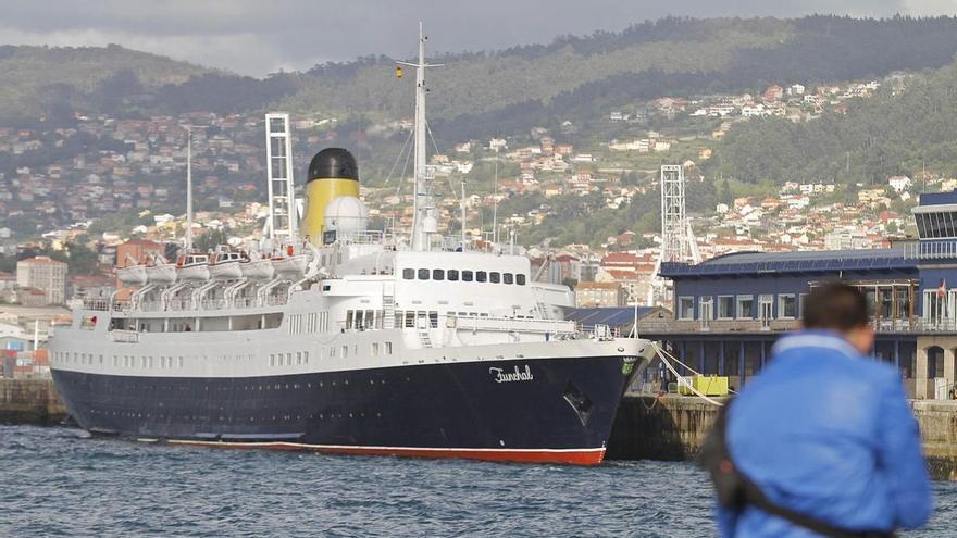Este histórico (y asiduo a Vigo) crucero portugués busca comprador por menos de 800.000 euros