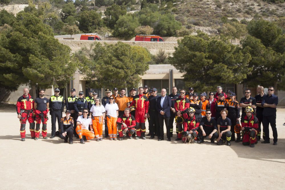 Casi medio centenar de efectivos participan en unas prácticas en la ladera del monte, donde se ha simulado un rescate en altura