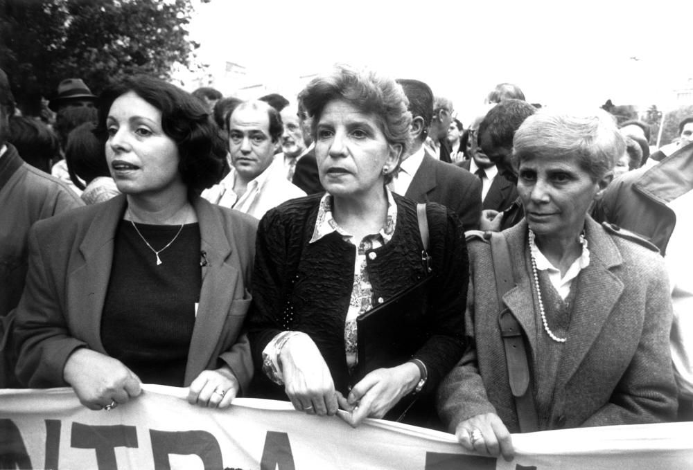 Avendaño, en el centro, con otras dos integrantes de Érguete en la manifestación de Vigo