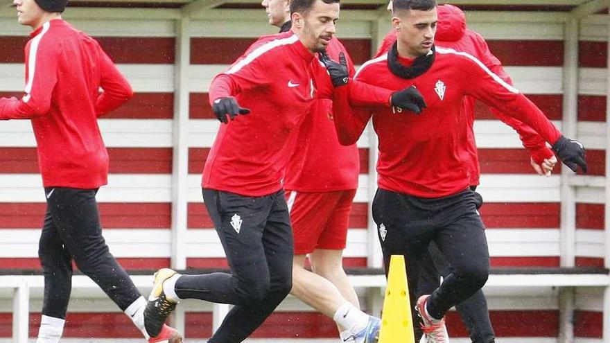 Santana y Nano Mesa realizan un ejercicio en el entrenamiento de ayer en Mareo.