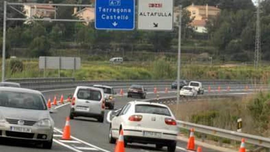Dos víctimas mortales y un herido en Tarragona en el choque entre una autocaravana y un camión