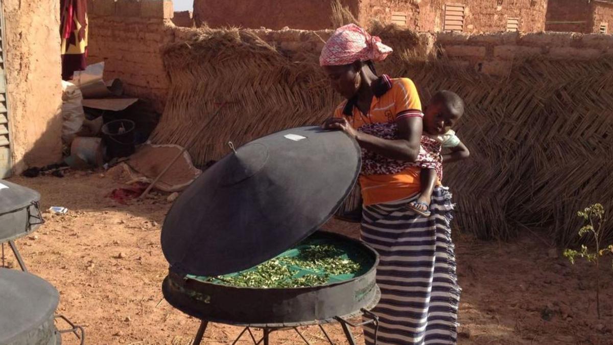 Assecat de llegums amb assecadors solars en un poblat de Burkina Faso.