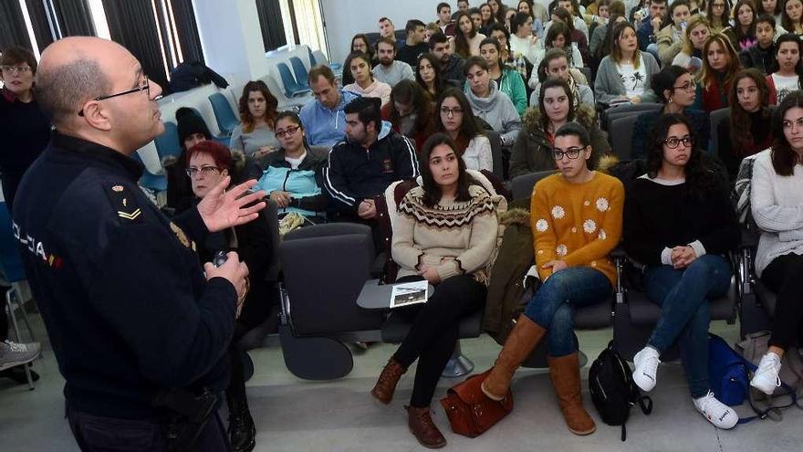 Charla de la Policía Nacional sobre el acoso escolar en la facultad de Ciencias de la Educación, en Pontevedra, en enero. // Rafa Vázquez