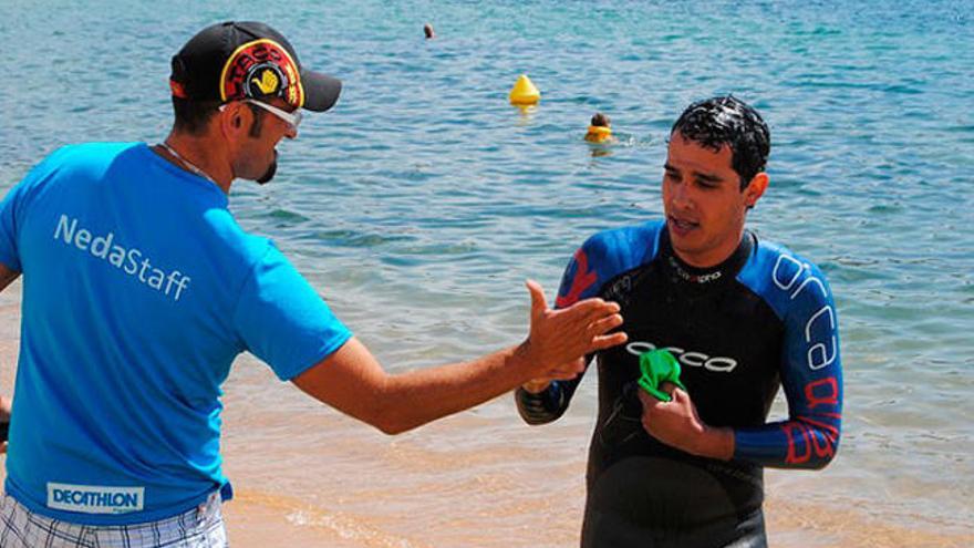 Un centenar de nedadors a  la travessia Costa Guixolenca