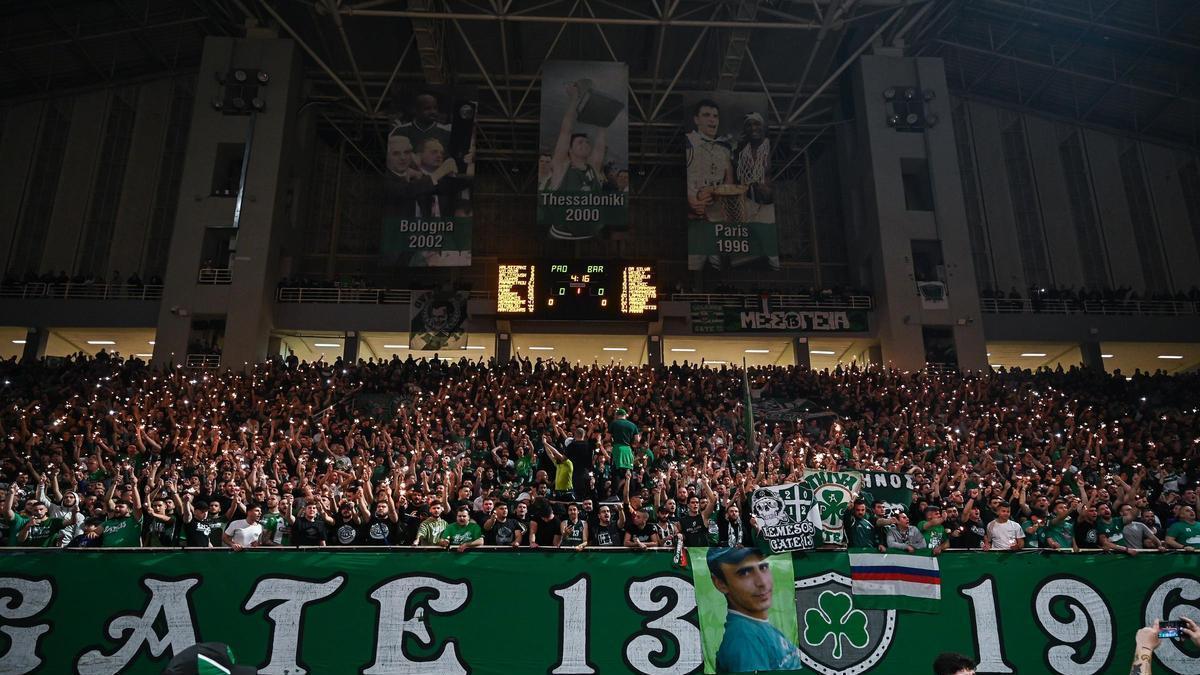 Aficionados de la 'Grada 13' del OAKA animando en un partido contra el Barcelona