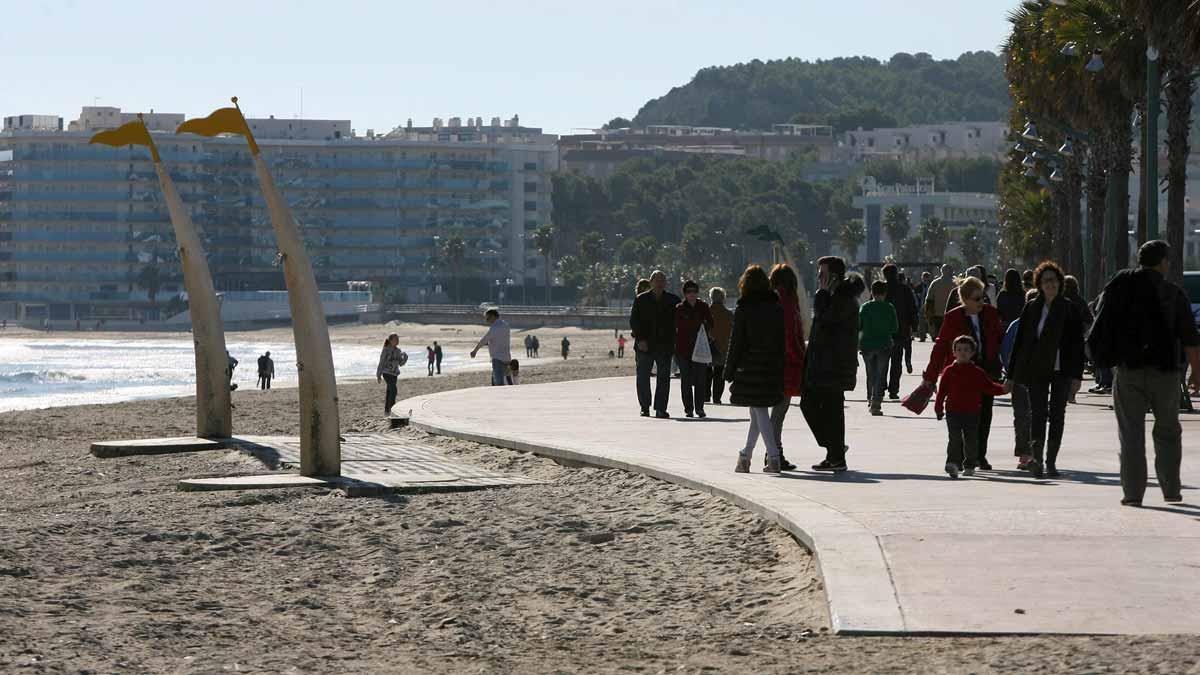 Día soleado en la playa de la Pineda de Vila-Seca (Tarragona)