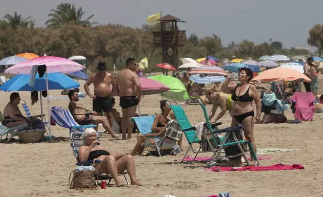 Una temperatura que apunta al verano llena la playa del Port de Sagunt