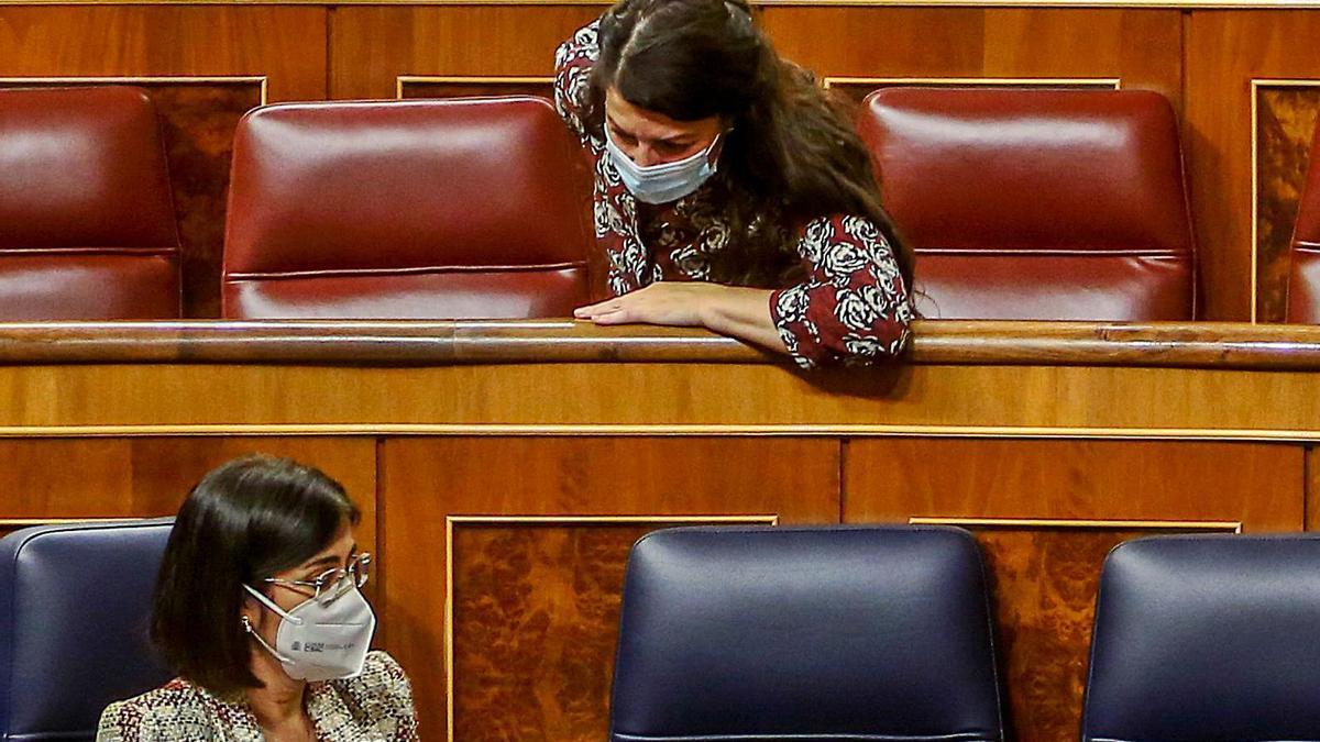 Carolina Darias habla durante el último Pleno del Congreso con la diputada de Vox  Macarena Olona.